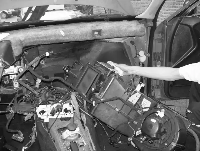 Lokalizacja parownika klimatyzacji w Toyocie Corolla E12 - praktyczny poradnik