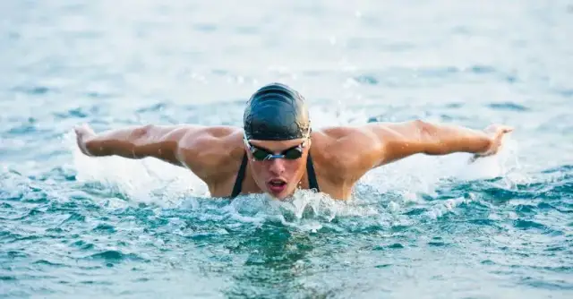 Jak nauczyć się pływać delfinem - skuteczne techniki i błędy do uniknięcia
