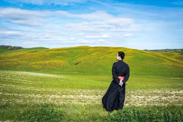 Jak rozpoznać, że ksiądz się zakochał: 10 ukrytych sygnałów jego zachowania
