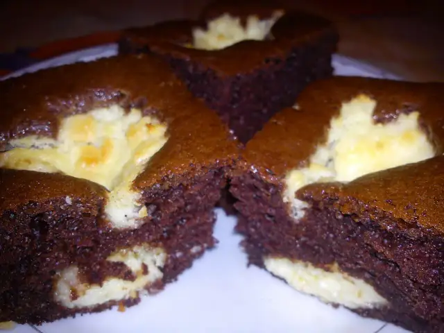 Przepis na ciasto murzynka z serem, które zachwyci Twoich gości