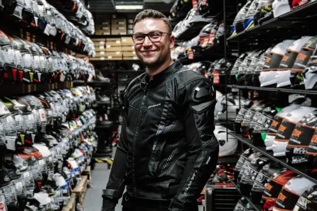 Jaką kurtkę motocyklową na lato wybrać, by uniknąć przegrzania?