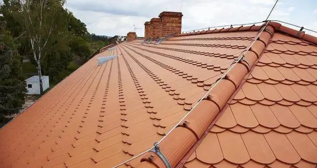 Ile waży dachówka ceramiczna? Kluczowe informacje dla budujących dach