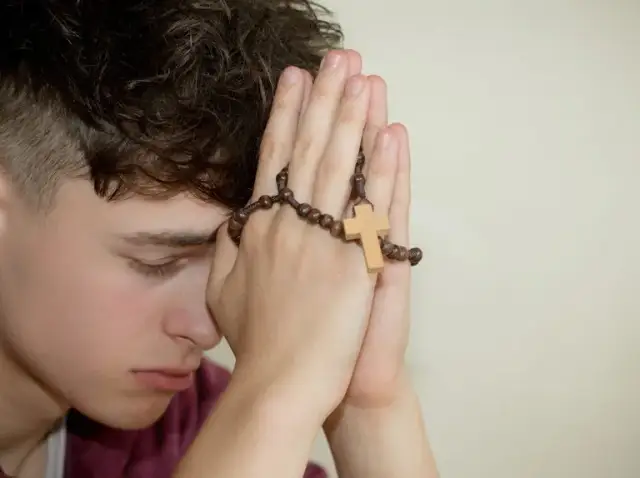 Co to jest bierzmowanie krótko? Poznaj jego znaczenie i rolę w wierze