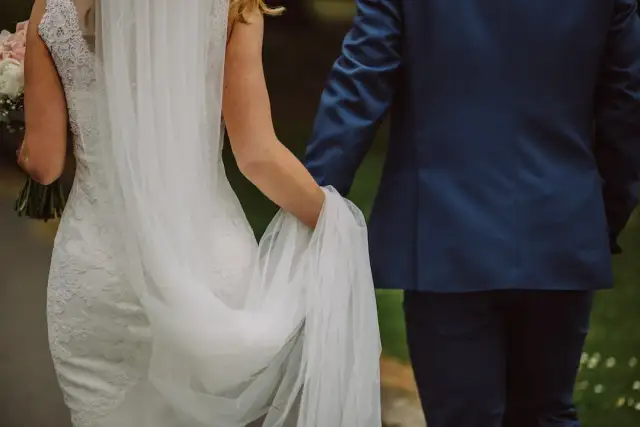 Kto kupuje suknię ślubną? Zaskakujące tradycje i praktyki w Polsce