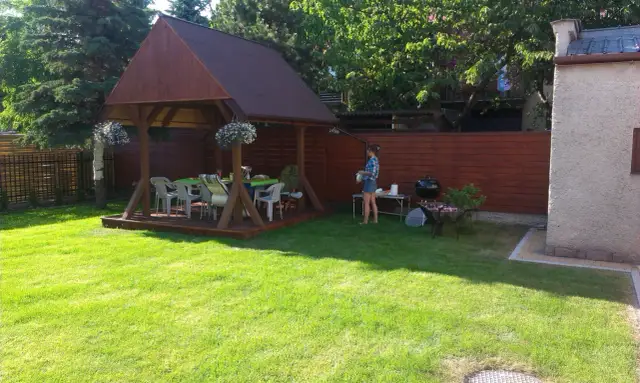 Co posadzić koło altany, aby stworzyć piękne i łatwe w pielęgnacji otoczenie