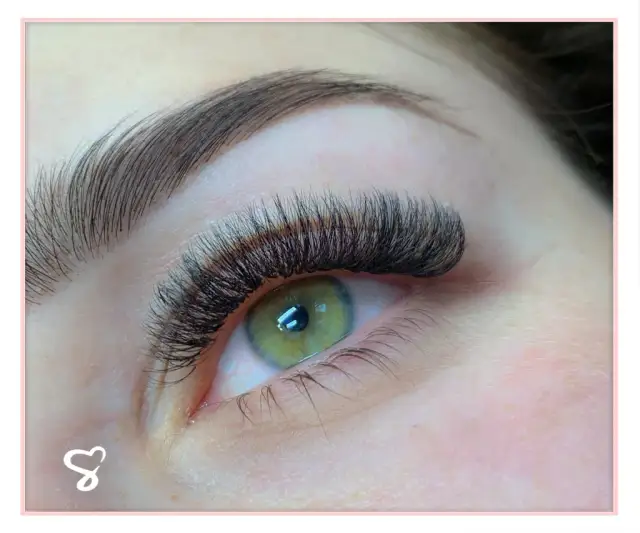 Jak dbać o przedłużane rzęsy, aby uniknąć ich uszkodzenia?