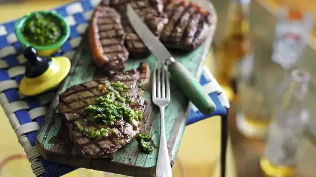 Jak usmażyć steka z wołowiny, by był soczysty i pełen smaku