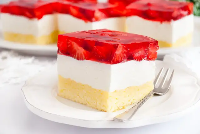 Prosty przepis na ciasto z owocami i galaretką, które zachwyci gości