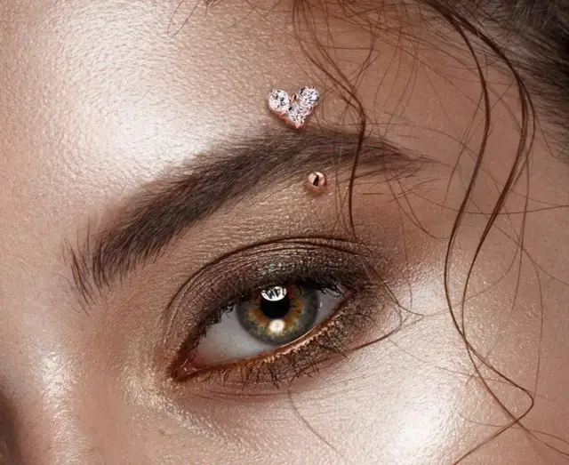 Ile kosztuje piercing brwi? Ceny, które mogą cię zaskoczyć