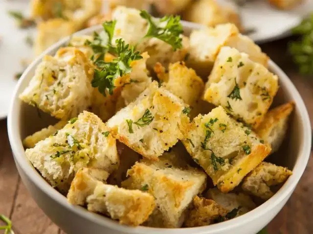 Jak zrobić chrupiące grzanki do zupy na patelni w prosty sposób