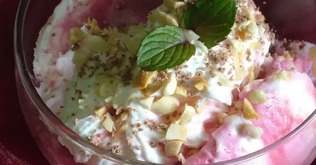 Ile kalorii ma gałka lodów? Zaskakujące różnice w smakach!