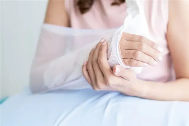 Jak długo trwa rehabilitacja po złamaniu nadgarstka? Poznaj fakty