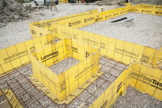 Szalunek tracony ławy fundamentowej: zalety i zastosowanie