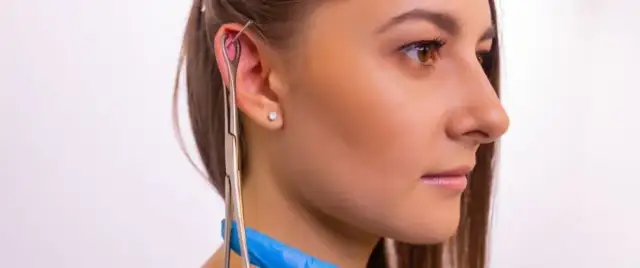 Czym przemywać kolczyk w uchu, aby uniknąć infekcji i podrażnień