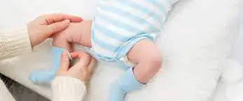 Jak prawidłowo ubrać roczne dziecko do spania: najważniejsze zasady i porady