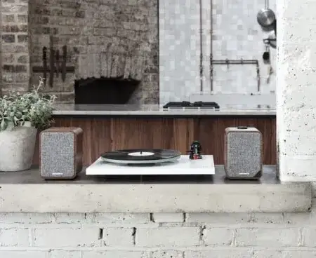 Jak ukryć głośniki w salonie: 7 sprytnych sposobów na estetykę