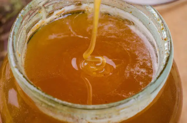 Czy miód ma cukier? Wszystko o naturalnych cukrach w miodzie i ich wpływie na zdrowie