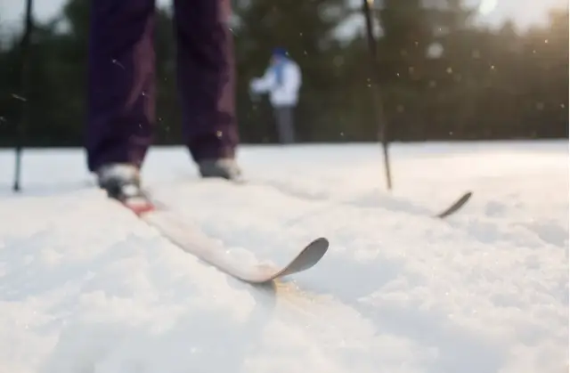 Crossbreedowe dyscypliny narciarskie: gdzie narty spotykają inne sporty i technologie