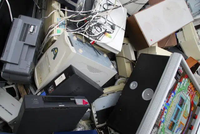 Gdzie wyrzucić elektrośmieci w Warszawie? Kompletny przewodnik