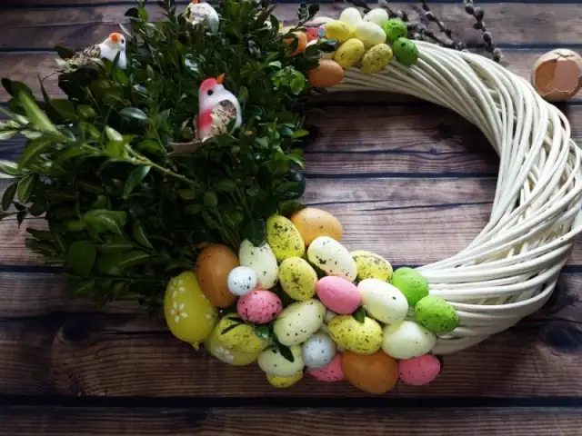 Jak zrobić trwały stroik wielkanocny na cmentarz – prosty poradnik krok po kroku