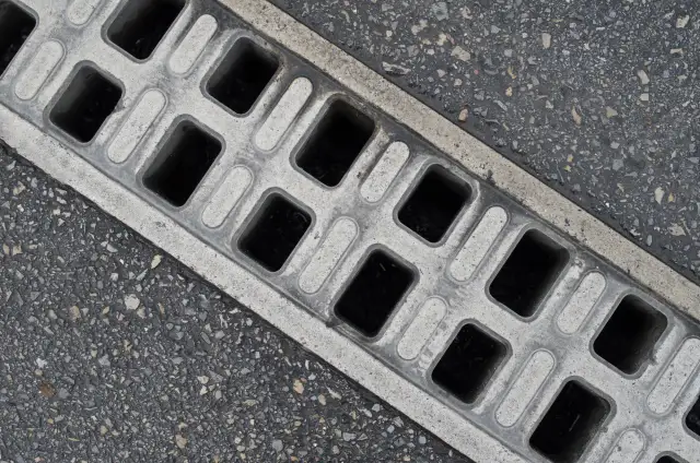 Jakie odwodnienie liniowe na podjazd zapewni skuteczne odprowadzanie wody?