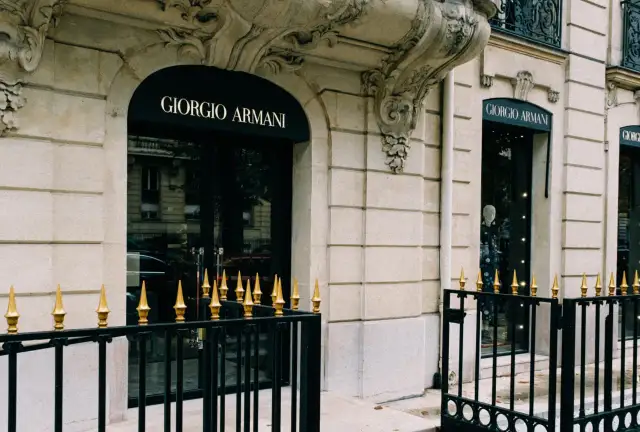 Najładniejsze perfumy Si – wybierz idealny zapach dla siebie