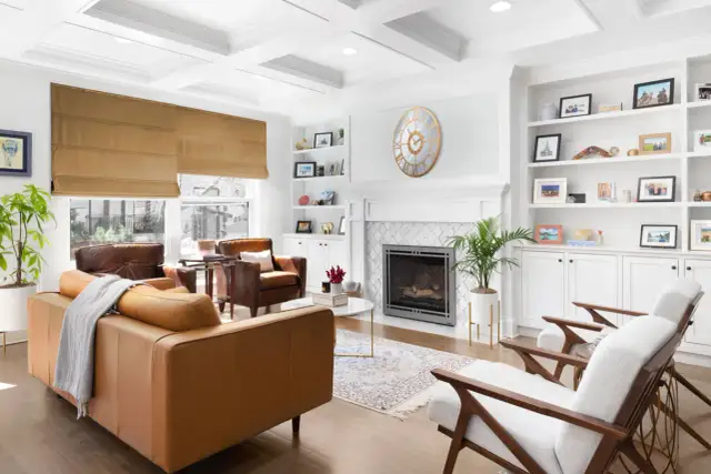 Co powiesić nad kominkiem? Inspiracje na wyjątkowe dekoracje do wnętrza