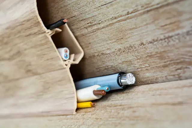 Jak ukryć wystające kable ze ściany i poprawić estetykę wnętrza