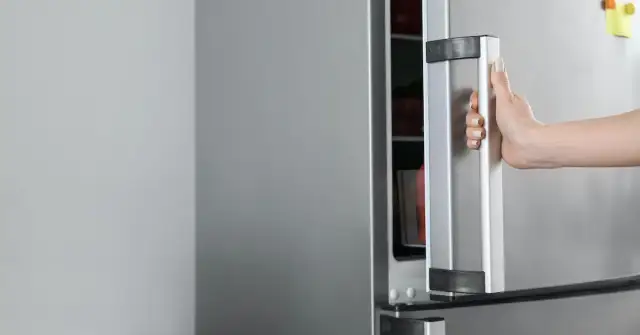 Kiedy lodówka pobiera więcej prądu i jak uniknąć wysokich rachunków