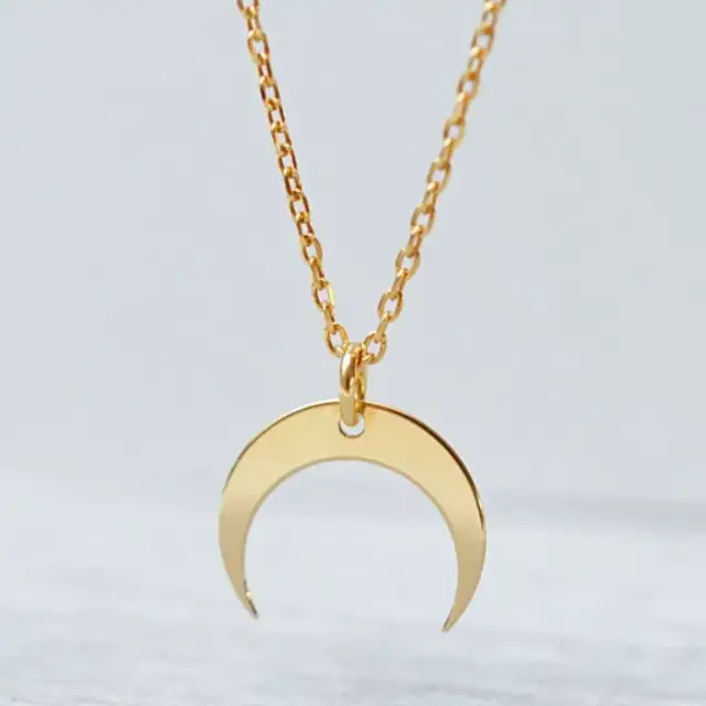 Naszyjnik z księżycem: duchowe znaczenie i symbolika amuletu