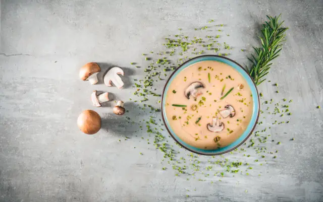 Ile kcal ma zupa grzybowa z makaronem? Poznaj kaloryczność tej potrawy