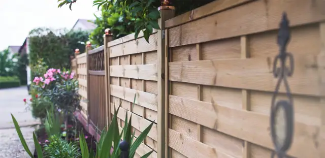 Czym pomalować płot lamelowy, aby uzyskać trwały efekt i ochronę?