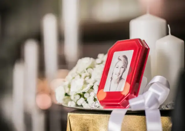 Ile dni od śmierci do pogrzebu? Poznaj znaczenie tradycji katolickiej