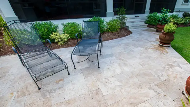 Skuteczne metody czyszczenia kamienia na tarasie – zachowaj ich blask!