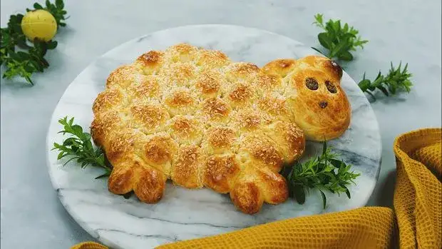 Jak przygotować baranka wielkanocnego z ciasta drożdżowego – przepis krok po kroku