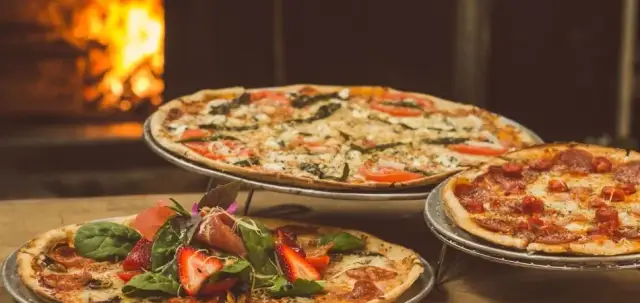 Przepis na ciasto do pizzy z jajkiem, które zaskoczy Twoich gości