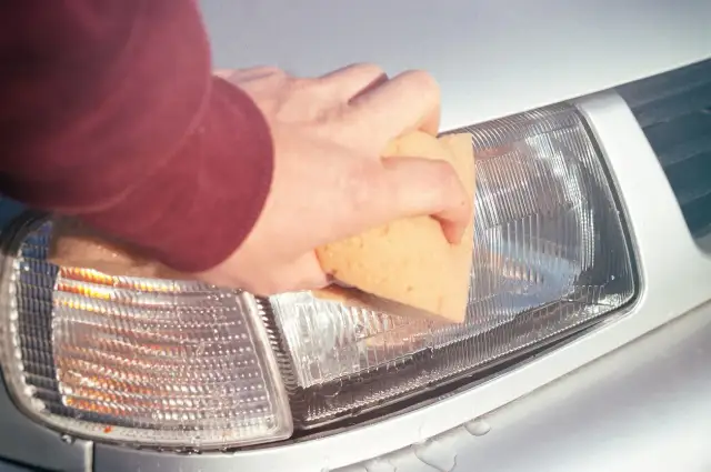 Jak wyczyścić żółte lampy w samochodzie i przywrócić ich blask