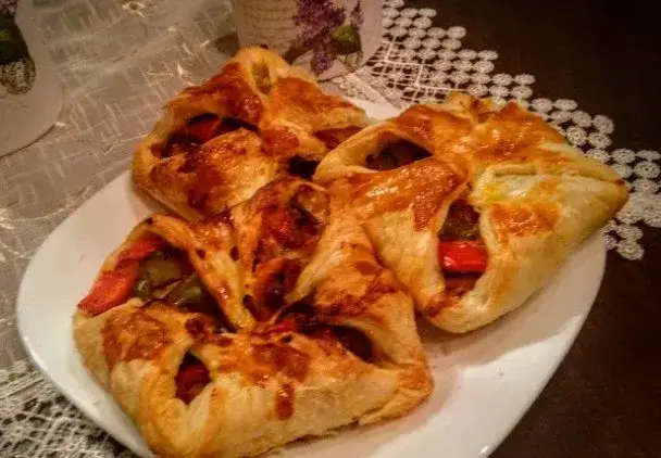 Przepis na koperty z ciasta francuskiego, które zachwycą każde podniebienie