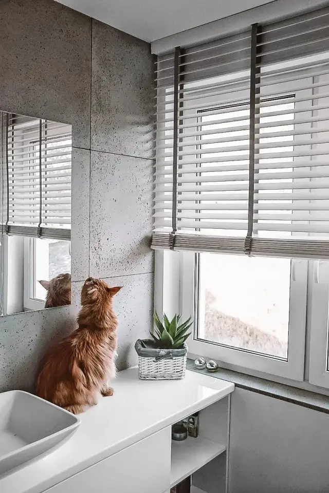 Praktyczne sposoby, czym zasłonić okno w łazience dla większej prywatności