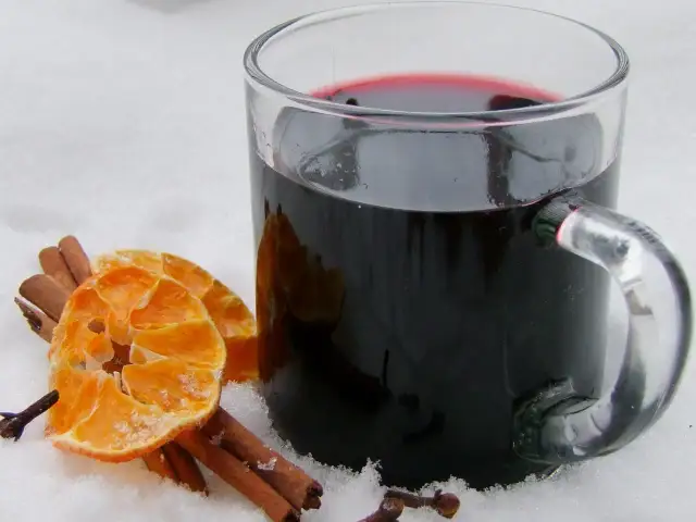 Jak podgrzać grzaniec, aby uniknąć zniszczenia smaku wina