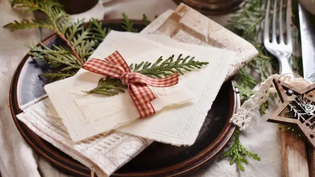 Skąd wziął się zwyczaj łamania opłatkiem? Odkryj jego znaczenie