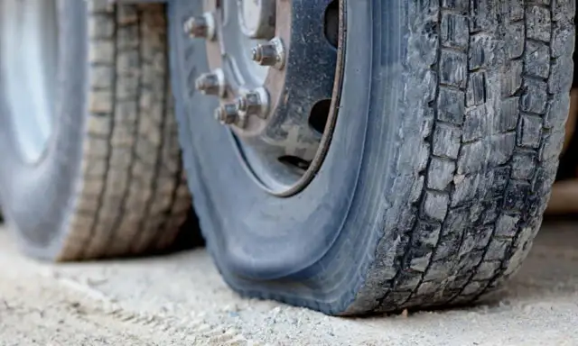 Objawy zużytych opon – jak rozpoznać i uniknąć niebezpieczeństwa na drodze