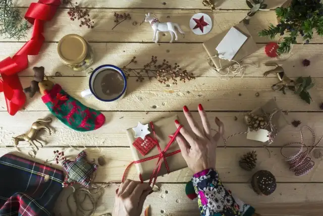 Pomysły na własnoręczne prezenty i ozdoby pod choinkę, które zachwycą