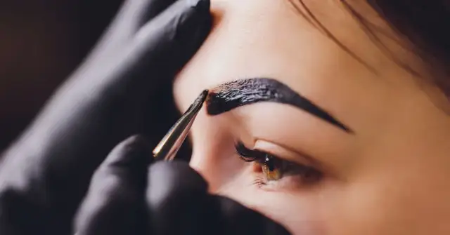 Ile kosztuje henna pudrowa? Ceny zabiegów i domowego użytku