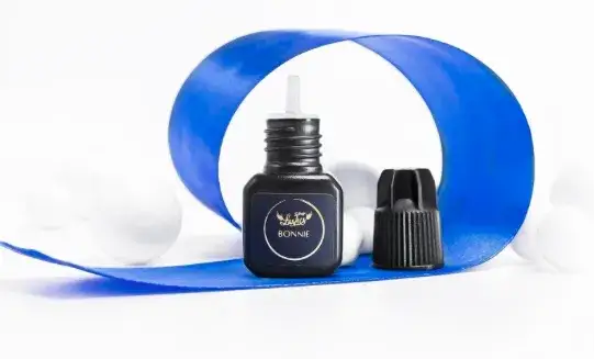 Klej do rzęs - jak wybrać najlepszy i co warto wiedzieć o składzie