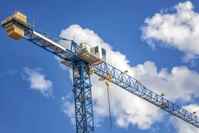 Czy na dźwigu jest toaleta? Odkryj, dlaczego to problem na budowie