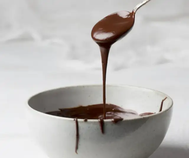 Proste sposoby na zagęszczenie polewy czekoladowej – uniknij rozrzedzenia!