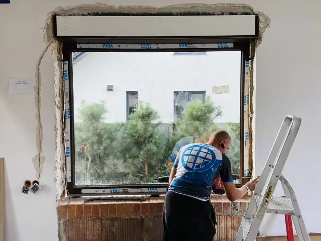 Kiedy wstawić okna do nowego domu, aby uniknąć problemów z montażem?