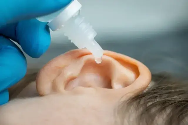 Jak bezpiecznie czyścić uszy niemowlaka? Uniknij błędów i zadbaj o zdrowie dziecka