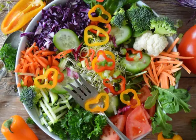 Jakie warzywa do sałatki jarzynowej? Kluczowe składniki i sekrety smaku